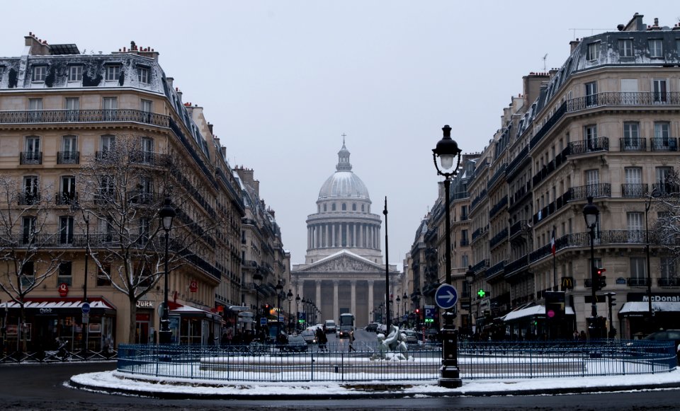 Place Edmond Rostand et Panthéon sous la neige