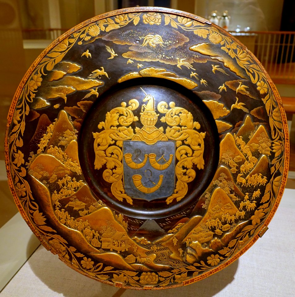 Plate with the coat of arms of Willem van Outhoorn, Japan, c. 1700 AD, lacquered wood, gold, silver - Peabody Essex Museum - DSC07682