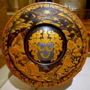Plate with the coat of arms of Willem van Outhoorn, Japan, c. 1700 AD, lacquered wood, gold, silver - Peabody Essex Museum - DSC07682