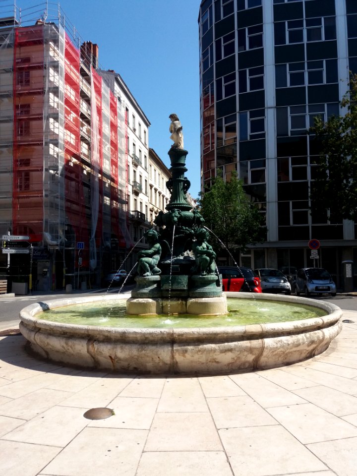 Place Antoine Vollon - Fontaine côté sud