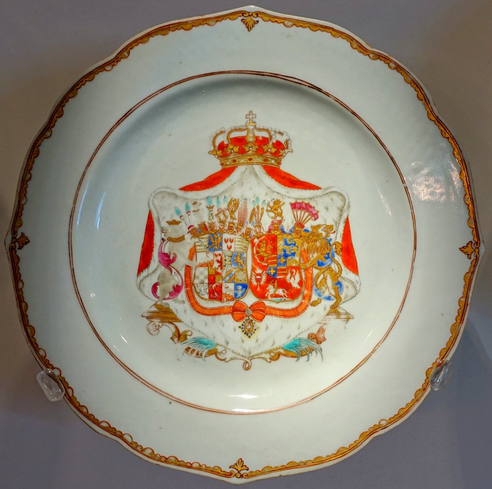 Plate with the arms of the Duke of Anhalt-Zerbst, China, Qing dynasty, Qianlong period, c. 1745, porcelain, polychrome enamel, gold - Montreal Museum of Fine Arts - Montreal, Canada - DSC09395
