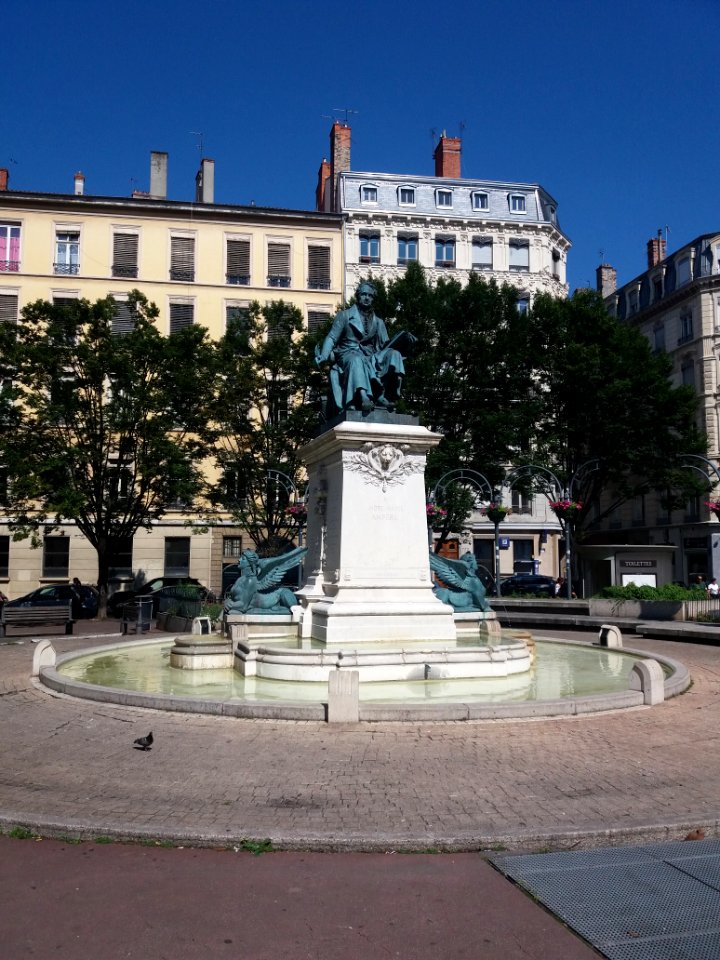 Place Ampère - Statue d'André-Marie Ampère - Face côté droit