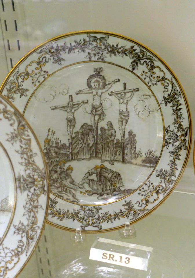 Plate with the Cricifixion, c. 1745, hard paste porcelain, overglaze enamel, gilt, HD SR.13 - Flynt Center of Early New England Life - Deerfield, Massachusetts - DSC04776