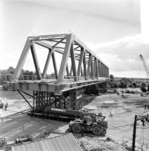 Plaatsing 110 ton zware spoorbrug over Maas Waalkanaal, Bestanddeelnr 929-2885