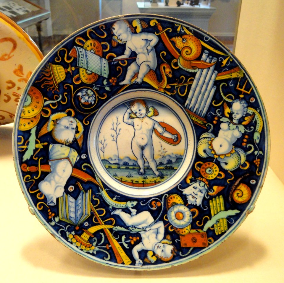 Plate with winged putti and trophies, Italian, probably Urbino District or Venice, c. 1510-1520 - National Gallery of Art, Washington - DSC08639