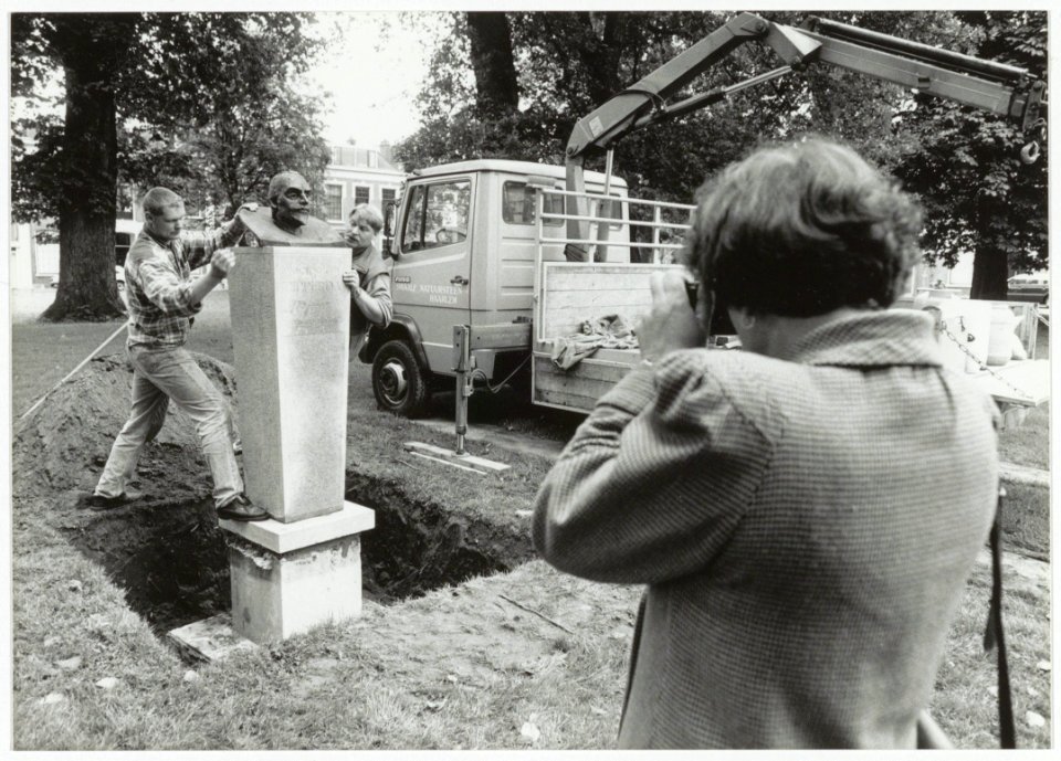 Plaatsing borstbeeld van Wigbolt Ripperda (1535-1573) door Jolanda Prinsen, in het Ripperdapark. NL-HlmNHA 54035139