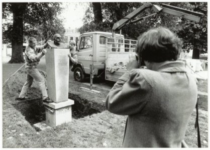 Plaatsing borstbeeld van Wigbolt Ripperda (1535-1573) door Jolanda Prinsen, in het Ripperdapark. NL-HlmNHA 54035139