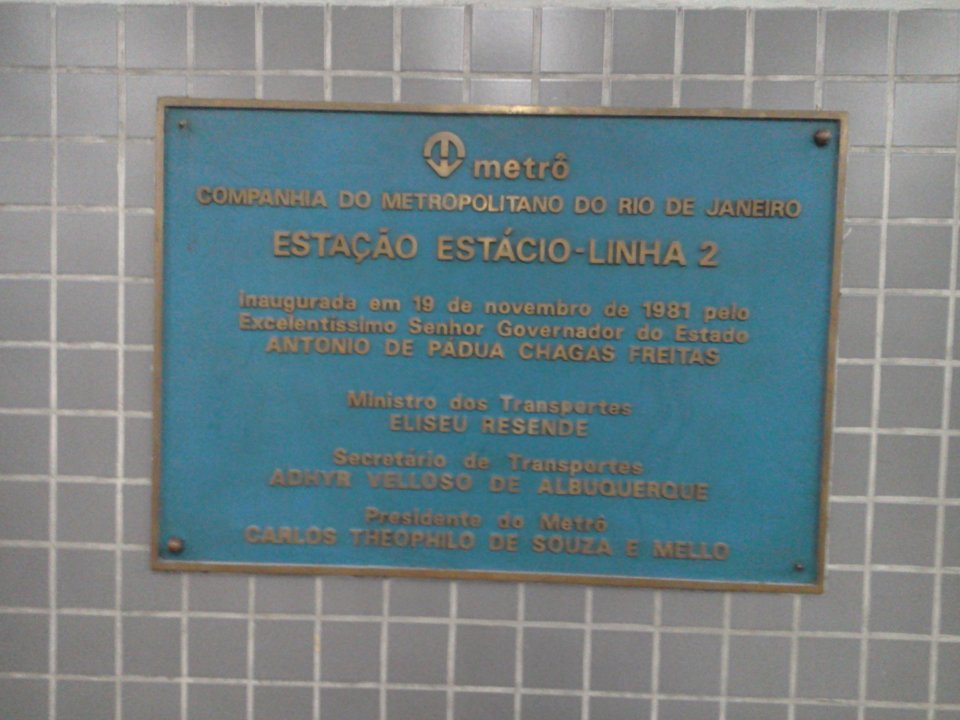Placa de inauguração da estação Estacio(Linha 2)