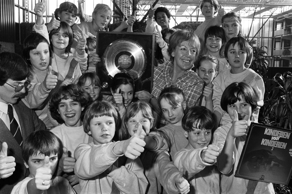 Platina plaat uitgereikt aan Flory Anstadt , producer plaat kinderen voor kinde, Bestanddeelnr 931-9919