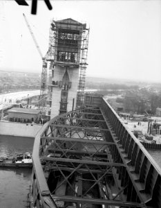 Plaatsen van de 620 ton wegende schuif van de stormvloedkering bij Capelle aan d, Bestanddeelnr 909-1922
