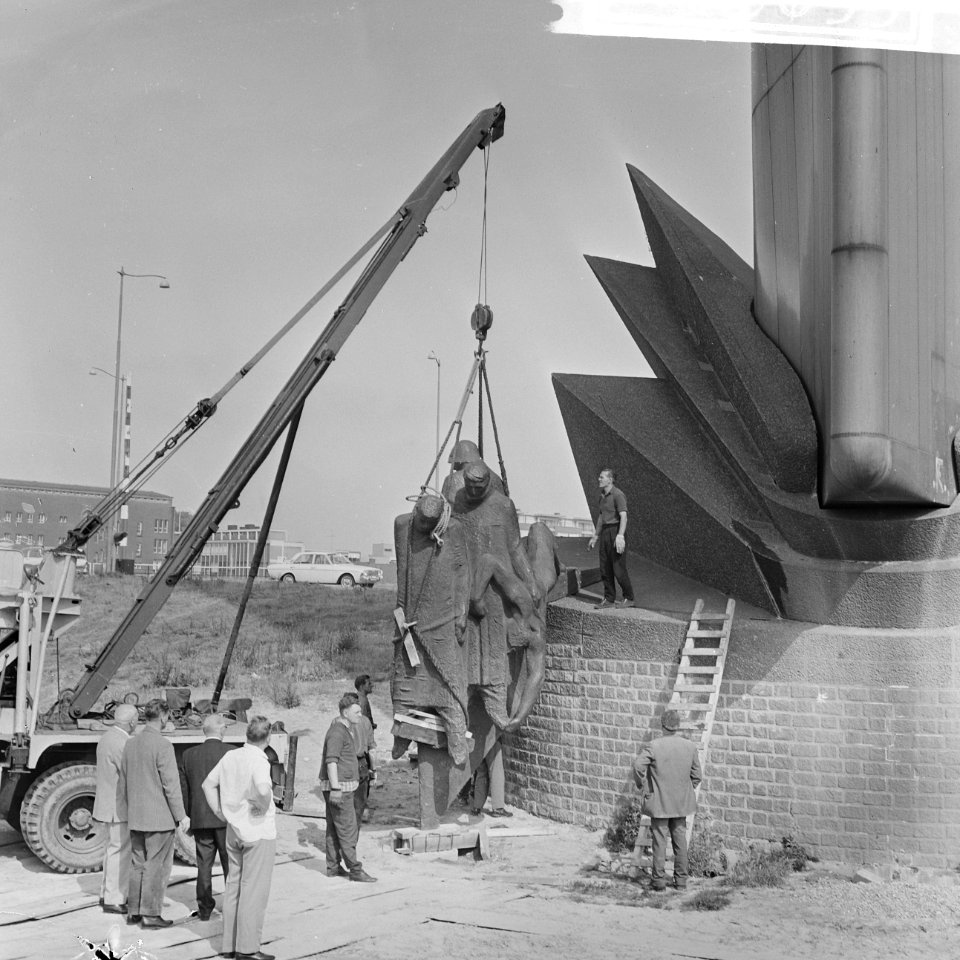 Plaatsen van beeldengroep bij 'De Boeg' het Koopvaardijmonument te Rotterdam, Bestanddeelnr 917-9699