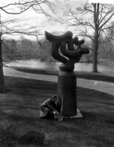 Plaatsen van beelden in de Keukenhof, beeld van Lipschitz dat een harpspeler voo, Bestanddeelnr 910-2226