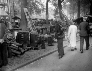 Plaatjes op Waterlooplein, de oude kachels zijn er weer aangetast, Bestanddeelnr 906-7671