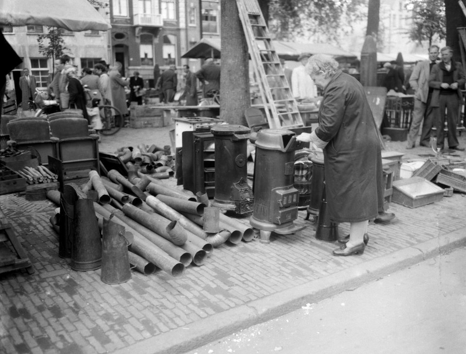 Plaatjes op Waterlooplein, de oude kachels zijn er weer, Bestanddeelnr 906-7672