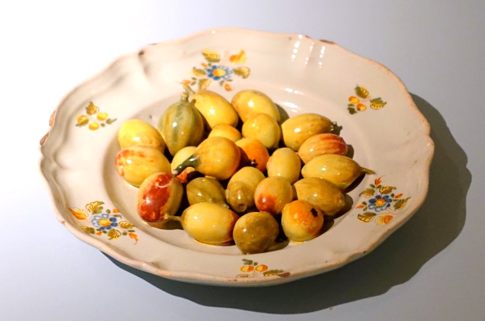 Plate with fake fruits, Real Fabrica de Alcora, Castellon, Spain, second period, after 1752, ceramic - Museo Nacional de Artes Decorativas - Madrid, Spain - DSC08298