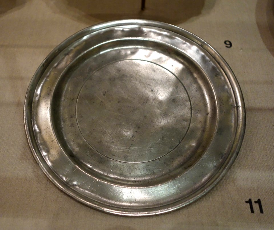 Plate by John Will, New York City, c. 1765, pewter - Albany Institute of History and Art - DSC08000