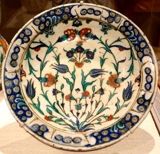 Plate with floral decoration, Turkey, Iznik, Ottoman, 16th-17th century AD, ceramic with underglaze painting - Princeton University Art Museum - DSC06854