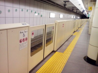 Platform screen door at Imazatosuji Line