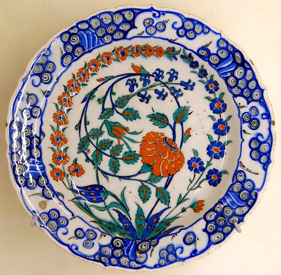 Plate with flowers, Iznik, Turkey, second half of the 16th century AD, glazed ceramic - Cinquantenaire Museum - Brussels, Belgium - DSC09085