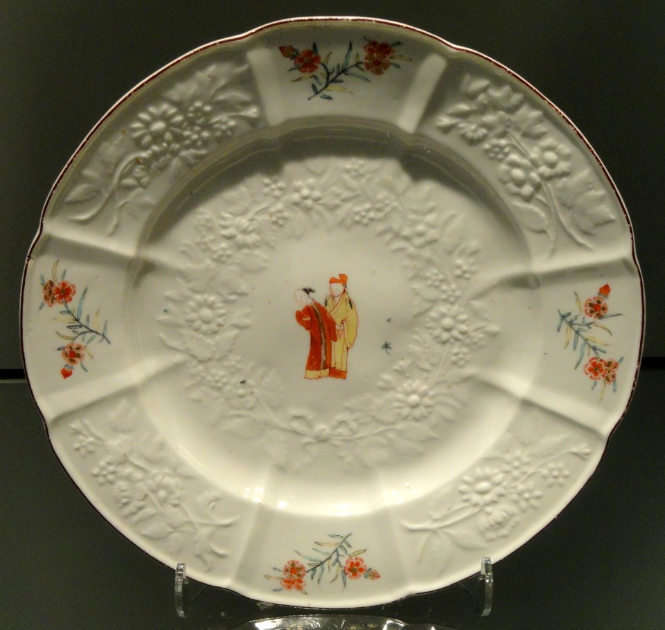 Plate with Amorous Couple, c. 1755, Chelsea, soft-paste porcelain with overglaze enamels - Gardiner Museum, Toronto - DSC00640