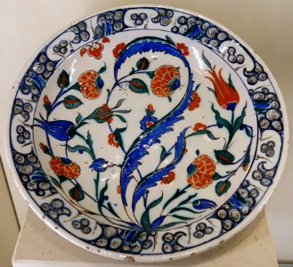Plate with flowers, Iznik, Turkey, 16th century AD, glazed ceramic - Cinquantenaire Museum - Brussels, Belgium - DSC09086