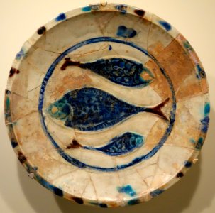 Plate with three fish, Lakabi ware, Iran or Syria, Seljuk or Ayyubid period, late 12th or early 13th century, earthenware with carved decoration and blue, brown, and white glazes - Cincinnati Art Museum - DSC03990