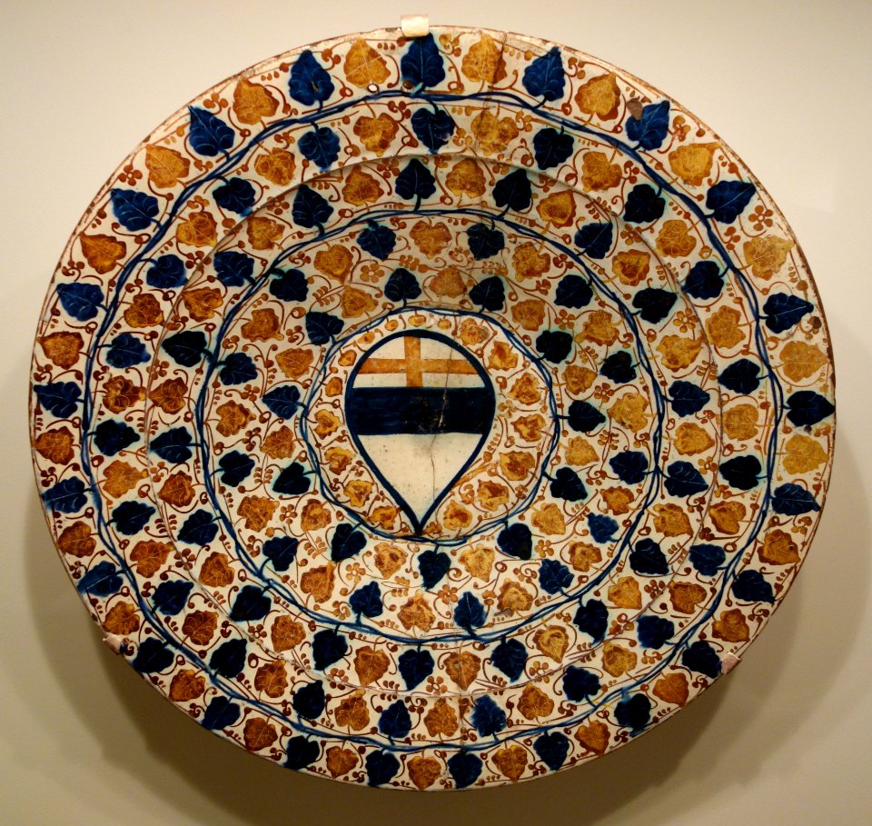 Plate with coat-of-arms and grape leaves, Spain, Hispano-Moresque, from Valencia, 15th century, earthenware with overglaze painting in blue and luster - Cincinnati Art Museum - DSC04147
