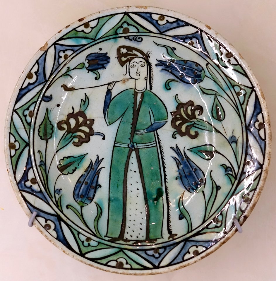 Plate with person smoking a pipe, Iznik, Turkey, 17th century AD, glazed ceramic - Cinquantenaire Museum - Brussels, Belgium - DSC09082
