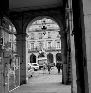 Place des Pyramides gezien vanuit de Rue de Rivoli, met op de achtergrond Hôtel , Bestanddeelnr 254-0309
