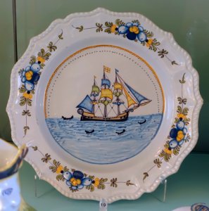 Plate, 18th-19th century, faience - Fábrica de Viana do Castelo - Museu Nacional de Soares dos Reis - Porto, Portugal - DSC00397