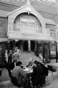 Pleintje met café, Bestanddeelnr 932-4586
