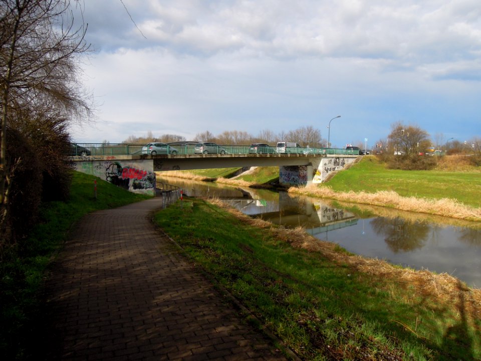 Pleißebrücke die S 46 überführend -Seitansicht-von-Süden- im April 2018