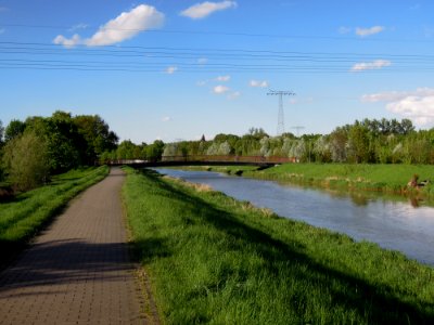Pleiße in Markkleeberg und querende Stromtrasse an der Mönchereibrücke Ende April 2018b