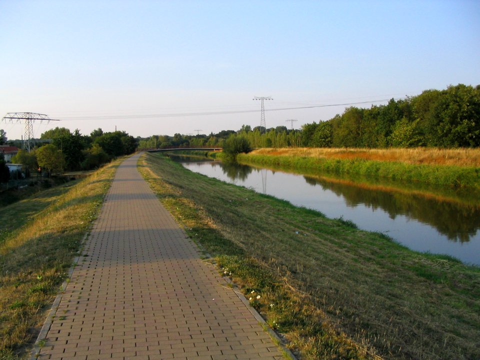 Pleiße und Pleiße-Radweg in Markkleeberg im August 2003
