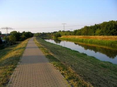 Pleiße und Pleiße-Radweg in Markkleeberg im August 2003