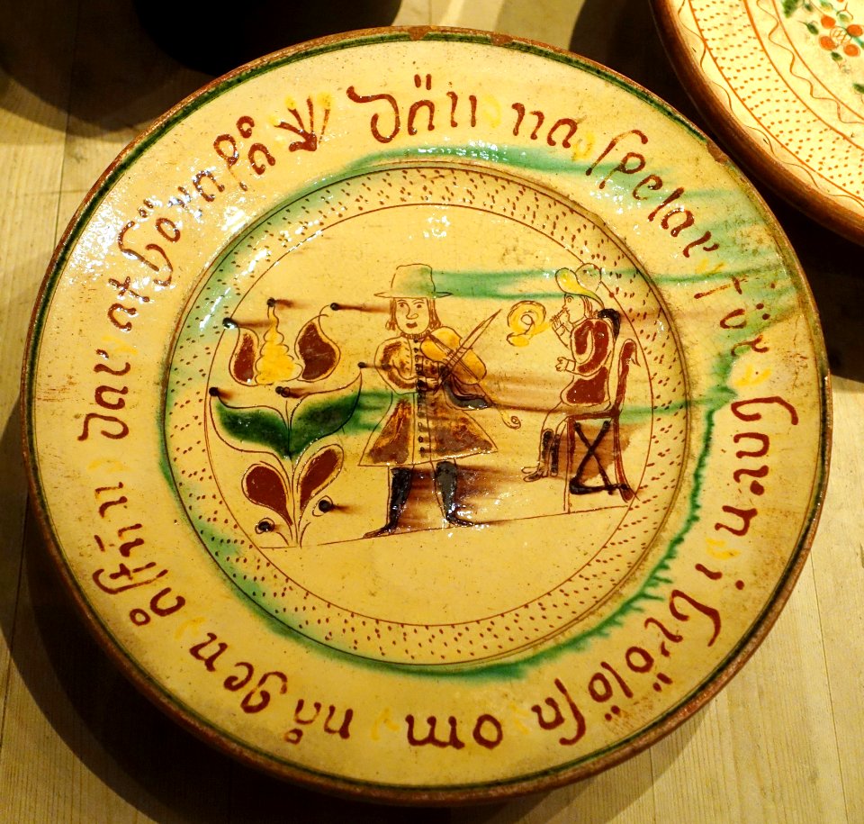 Plate with fiddler, unidentified - Nordiska museet - Stockholm, Sweden - DSC09874