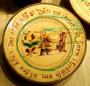 Plate with fiddler, unidentified - Nordiska museet - Stockholm, Sweden - DSC09874