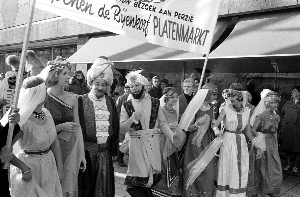 Platenmarkt in Bijenkorf te Rotterdam, de Wama's, Bestanddeelnr 915-6123