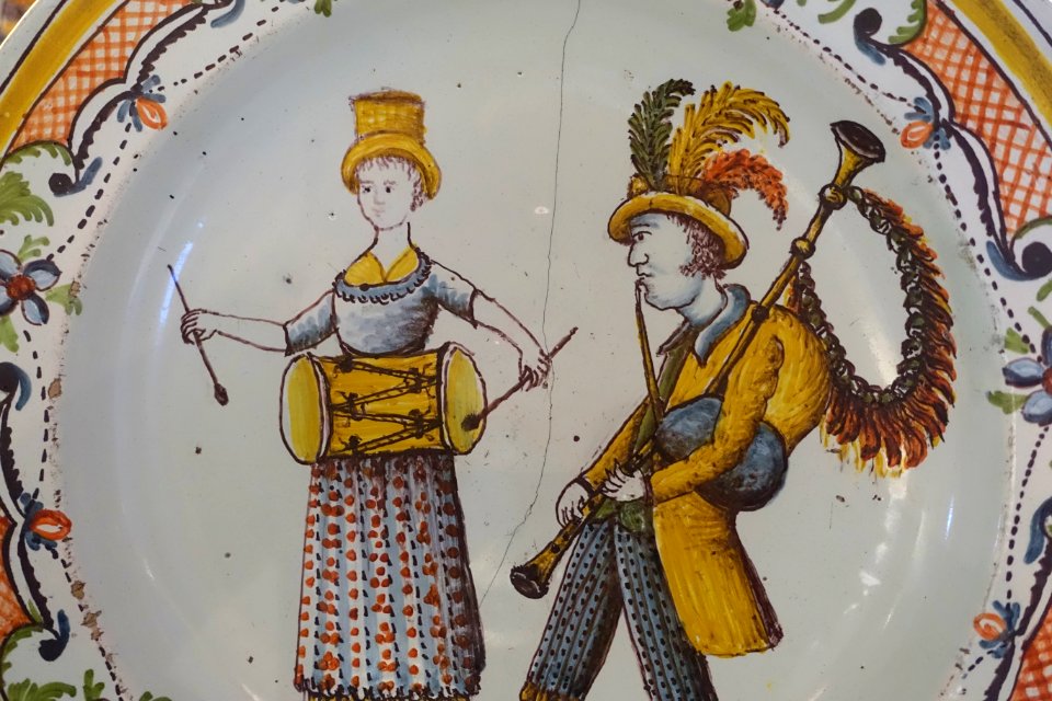 Plate with musicians, Coimbra, detail, 18th century, faience - Museu Nacional de Soares dos Reis - Porto, Portugal - DSC00372