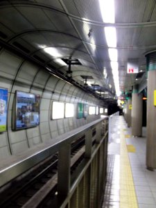 Platform of Morinomiya station (Nagahori-Tsurumi-ryokuchi Line)