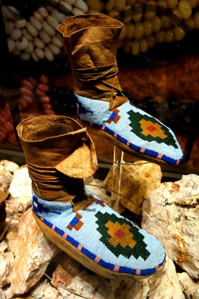 Plateau region moccasins, 1900-1910 - Bata Shoe Museum - DSC00561