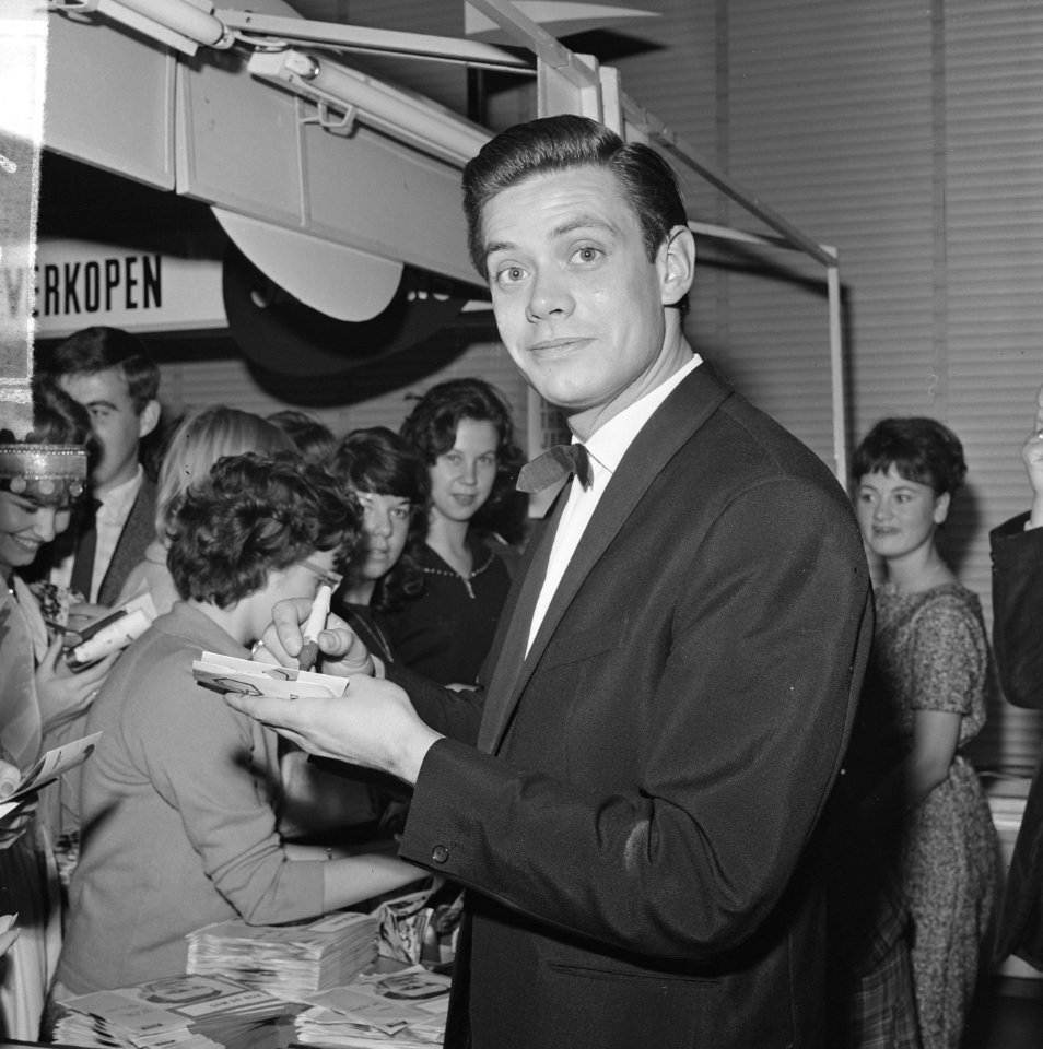Platenmarkt in Bijenkorf te Rotterdam Zanger Rob de Nijs, Bestanddeelnr 915-6178