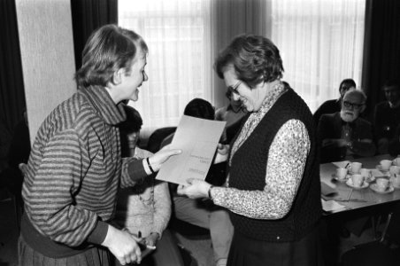 Platform (org. alleenstaanden) biedt mw G.P.M. Cornelissen (CRM) rapport aan, H., Bestanddeelnr 931-9475