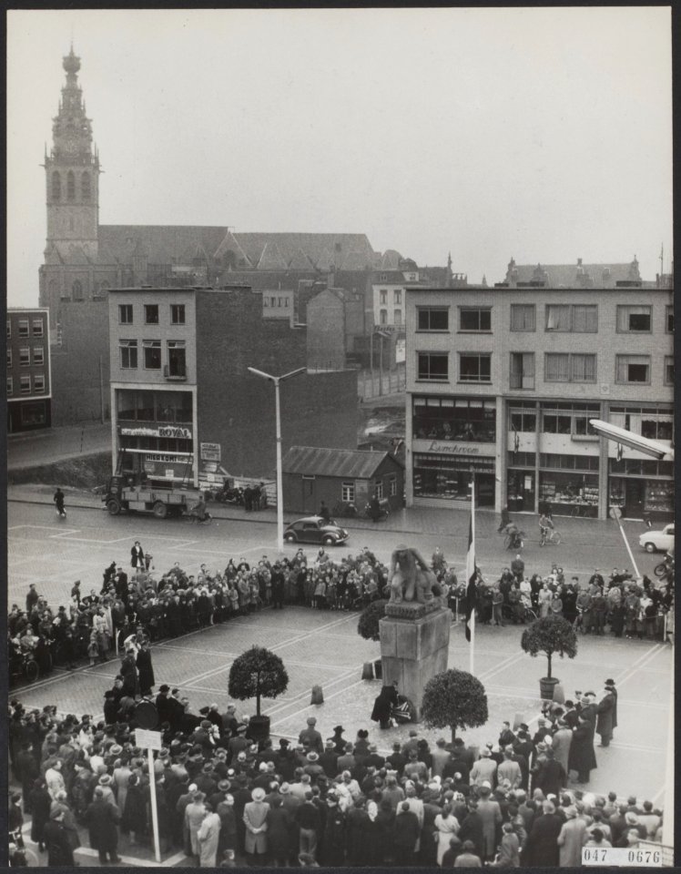 Plechtige Herdenking te Nijmegen. Precies om 13 uur 28, het moment waarop tien j, Bestanddeelnr 047-0676
