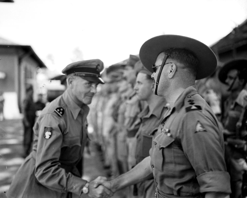 Plechtigheid overdracht commando bij het Hoofdkwartier. Kolonel J.W. Sluyter sch, Bestanddeelnr 10507