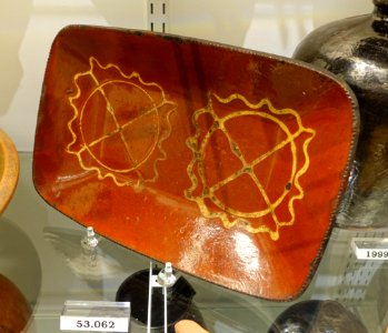 Platter, Huntington, Long Island, NY, 1807-1860, lead-glazed redware, slip, item HD 53.062 - Flynt Center of Early New England Life - Deerfield, Massachusetts - DSC04188