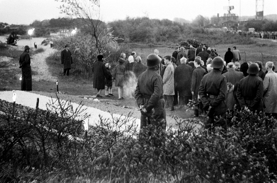 Plechtigheden bij de Dodenherdenking op de Waalsdorpervlakte, Bestanddeelnr 916-3882