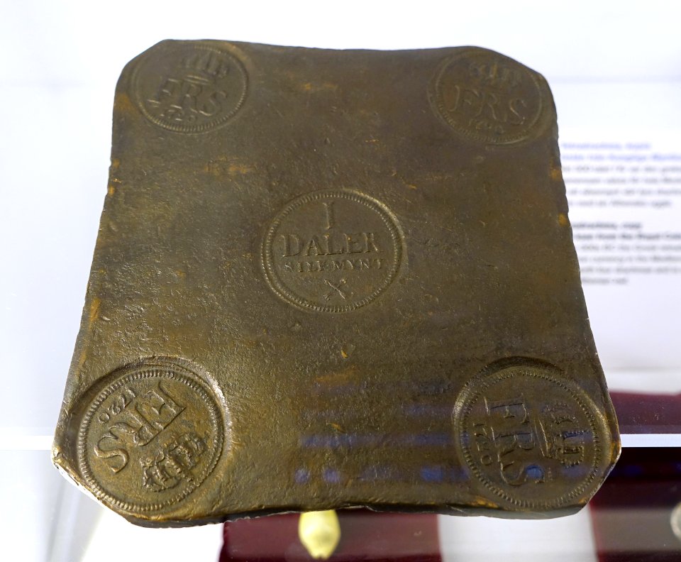 Plate coin, value of 1 daler silver coin, 0.75 kg, 1700s, on loan from the Royal Coin Cabinet - Tekniska museet - Stockholm, Sweden - DSC01541
