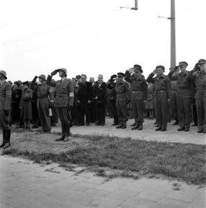 Plechtigheid oorlogsmonument Haagsche Schouw bij Den Haag 1945
