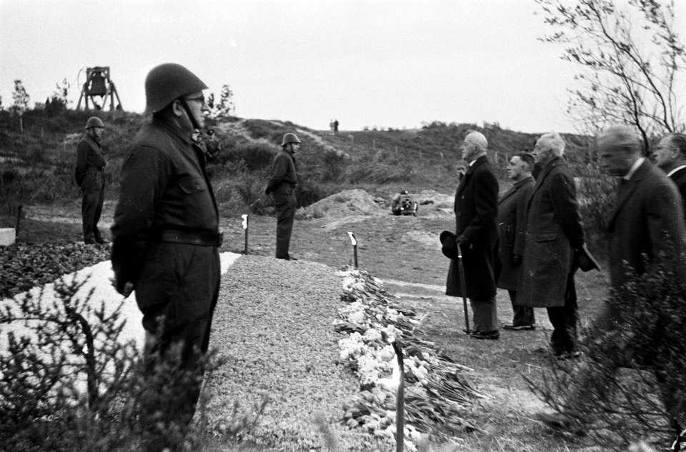 Plechtigheden bij de Dodenherdenking op de Waalsdorpervlakte, Bestanddeelnr 916-3880